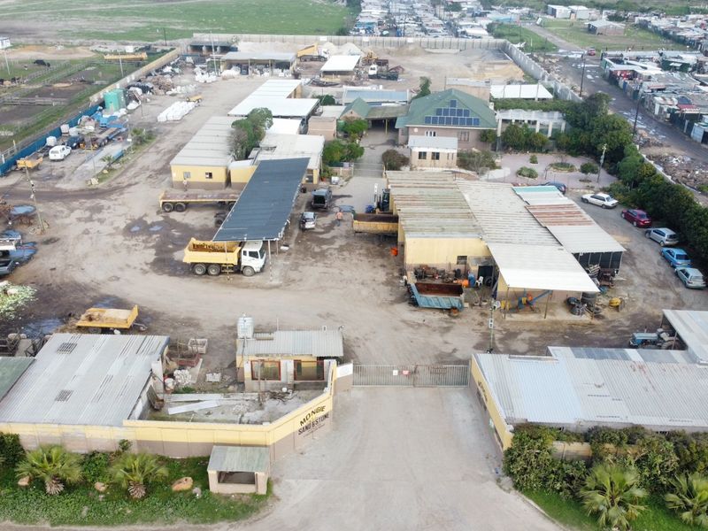 Prime 44,356 m2 Farm with Established Business Premises - Photo 1