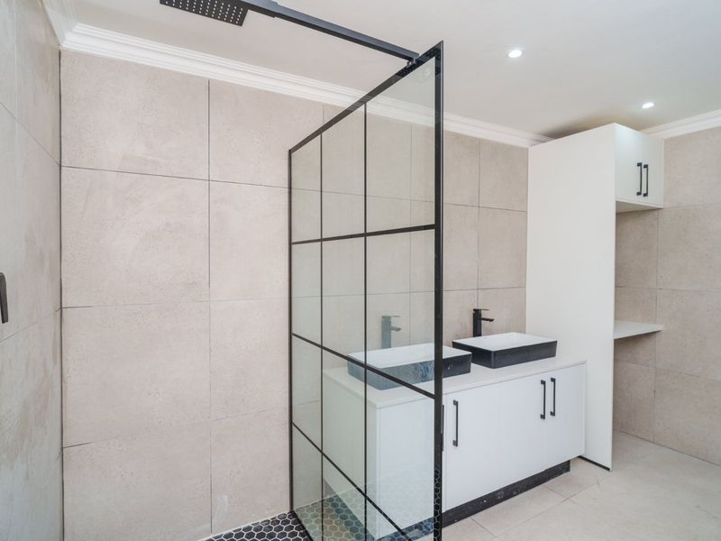 Refined and newlay renovated 2-Bedroom Home with North-West facing garden  - Photo 5