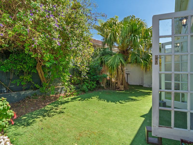 Refined and newlay renovated 2-Bedroom Home with North-West facing garden  - Photo 9