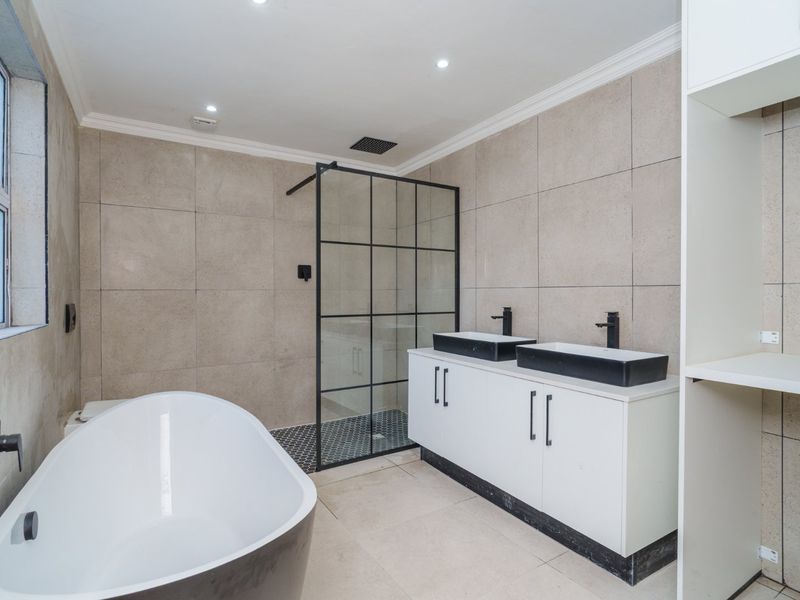 Refined and newlay renovated 2-Bedroom Home with North-West facing garden  - Photo 7