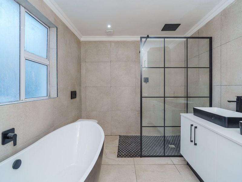 Refined and newlay renovated 2-Bedroom Home with North-West facing garden  - Photo 6