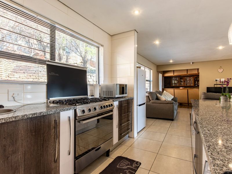 Spacious Family Home with Two Flatlets – Perfect for Extended Family, Dual Living or Work-from-Home - Photo 10