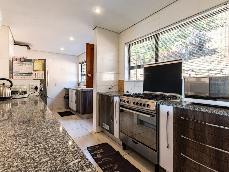 Spacious Family Home with Two Flatlets – Perfect for Extended Family, Dual Living or Work-from-Home - Photo 9