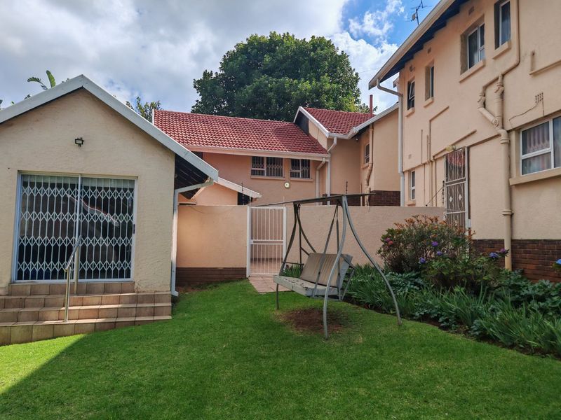 6 Bedroom house for sale in De Wetshof - Photo 2