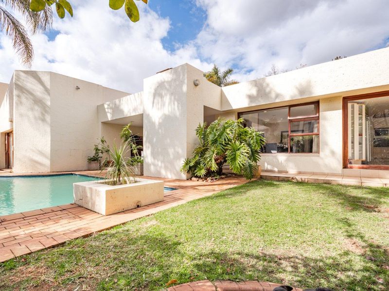 Spacious 3 Bedroom cluster family home in Secure Bedfordview Enclose.  - Photo 2