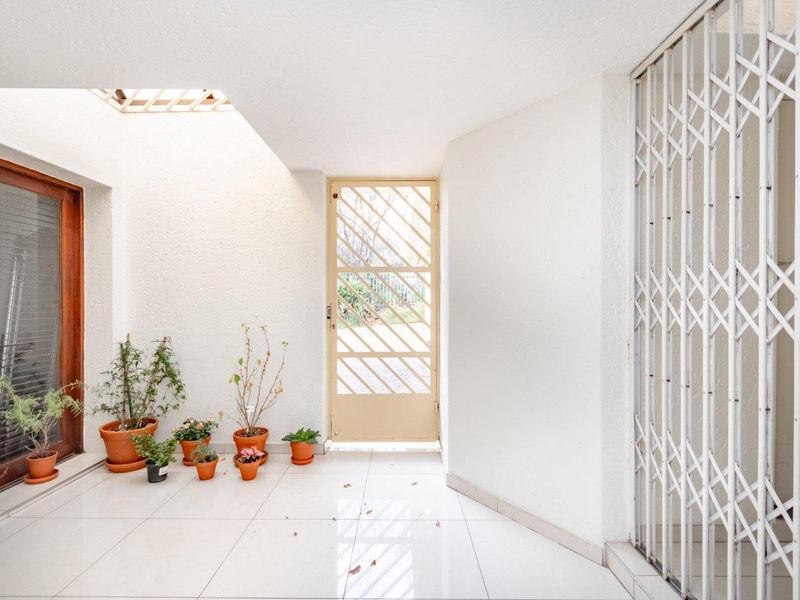 Spacious 3 Bedroom cluster family home in Secure Bedfordview Enclose.  - Photo 9