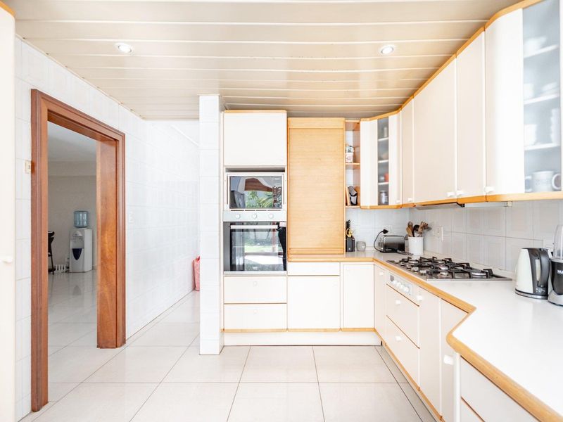 Spacious 3 Bedroom cluster family home in Secure Bedfordview Enclose.  - Photo 8