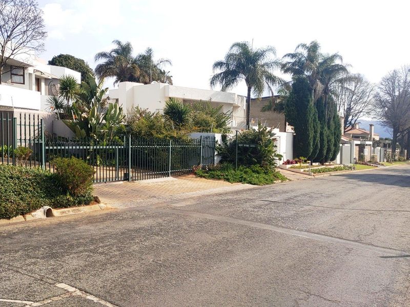 Spacious 3 Bedroom cluster family home in Secure Bedfordview Enclose.  - Photo 4