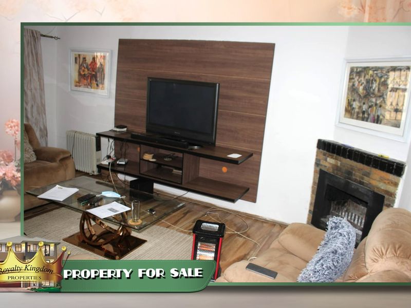 Chic Family Haven in South Hills with Practical Flow - Photo 3