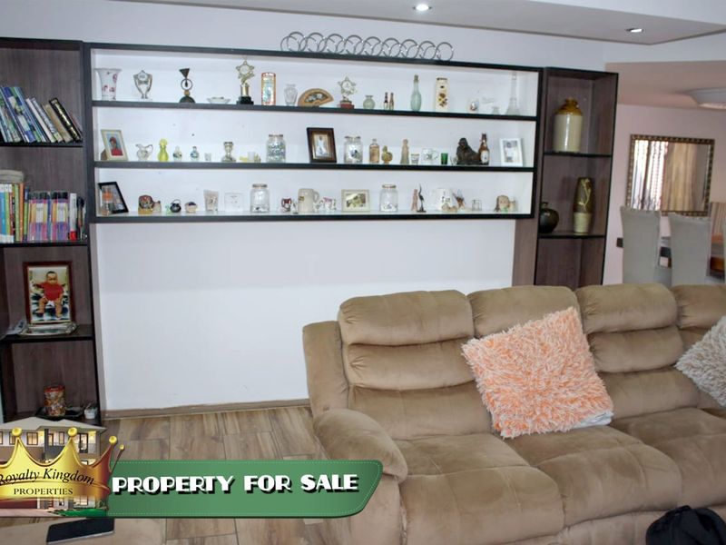 Chic Family Haven in South Hills with Practical Flow - Photo 5