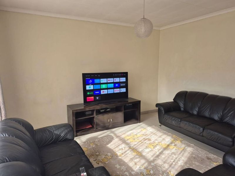 Charming Family Home with Comfortable Living - Photo 2