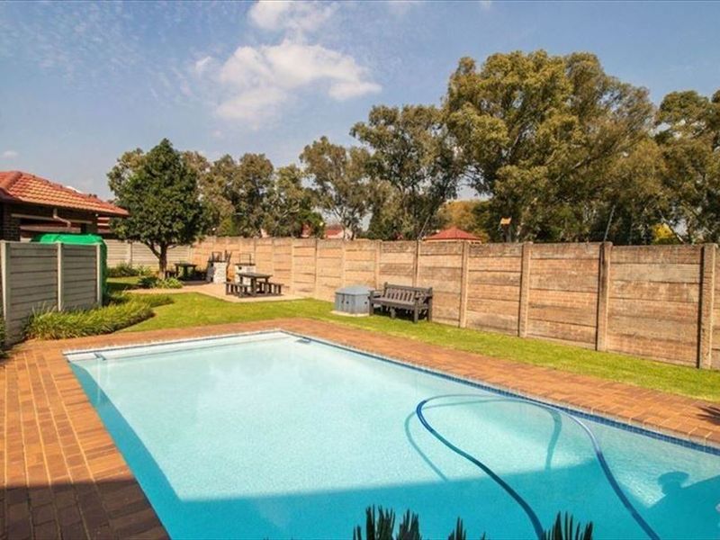 Modern Two-Bedroom Home with Pool - Photo 4