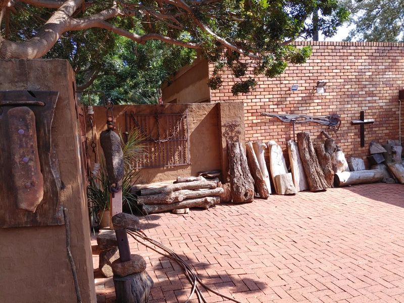 Spacious Family Living with a Borehole, Sparkling Pool & Tranquil Garden Oasis in Amandasig - Photo 2