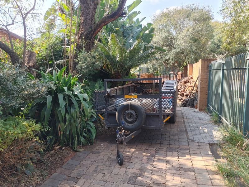 Spacious Family Living with a Borehole, Sparkling Pool & Tranquil Garden Oasis in Amandasig - Photo 4