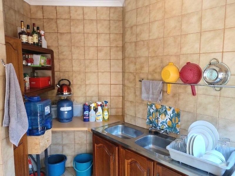Spacious Family Living with a Borehole, Sparkling Pool & Tranquil Garden Oasis in Amandasig - Photo 10