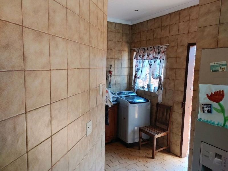 Spacious Family Living with a Borehole, Sparkling Pool & Tranquil Garden Oasis in Amandasig - Photo 9