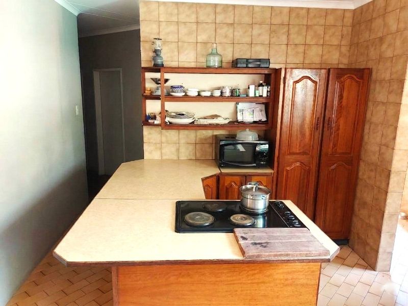 Spacious Family Living with a Borehole, Sparkling Pool & Tranquil Garden Oasis in Amandasig - Photo 8