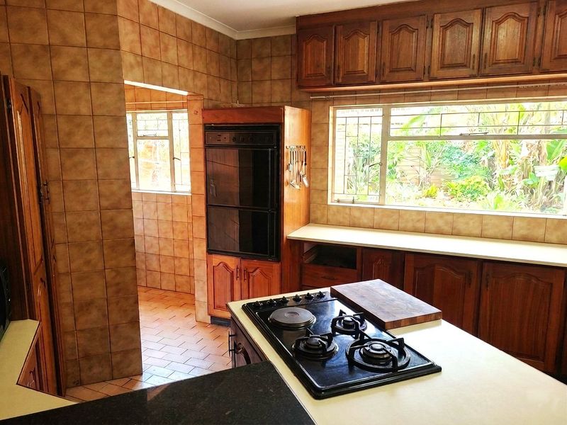 Spacious Family Living with a Borehole, Sparkling Pool & Tranquil Garden Oasis in Amandasig - Photo 6