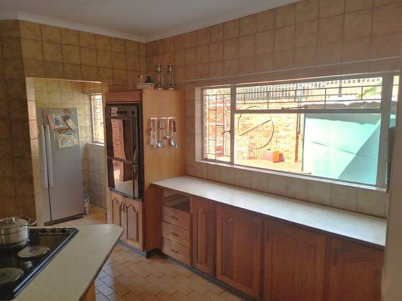 Spacious Family Living with a Borehole, Sparkling Pool & Tranquil Garden Oasis in Amandasig - Photo 5