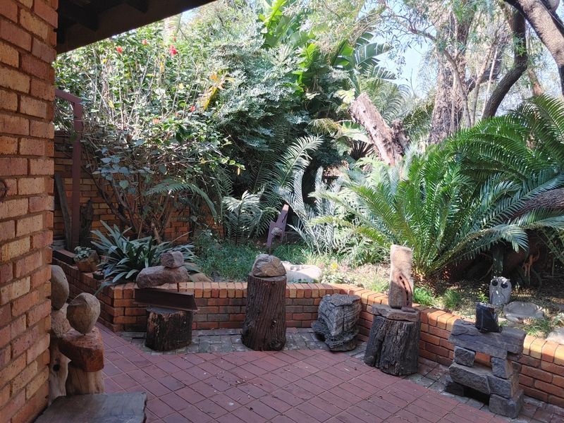Spacious Family Living with a Borehole, Sparkling Pool & Tranquil Garden Oasis in Amandasig - Photo 3