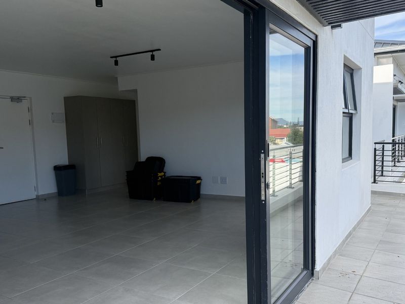 Luxury 2 Bed 2 Bath Penthouse close to UCT - Photo 2