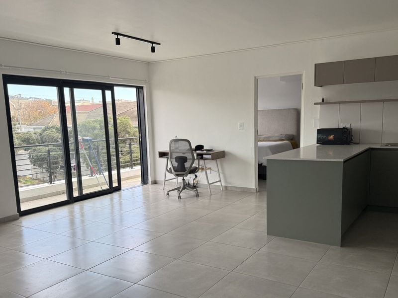 Luxury 2 Bed 2 Bath Penthouse close to UCT - Photo 3