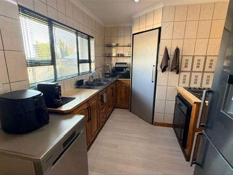 Comfortable Family Living With Extra Space - Photo 1
