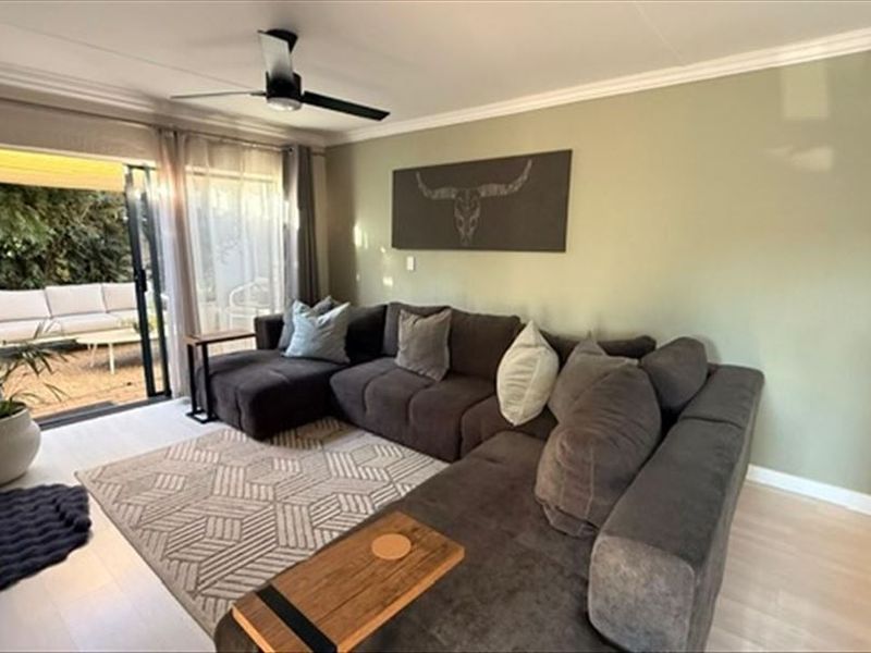 Comfortable Family Living With Extra Space - Photo 2