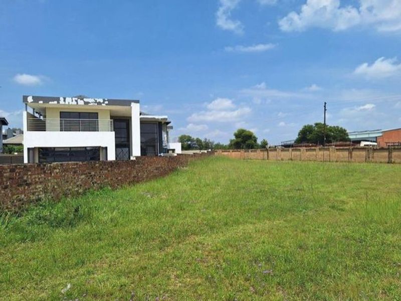 Prime Stand In A Secure Estate... - Photo 2