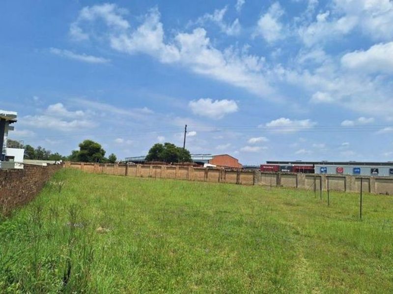 Prime Stand In A Secure Estate... - Photo 4