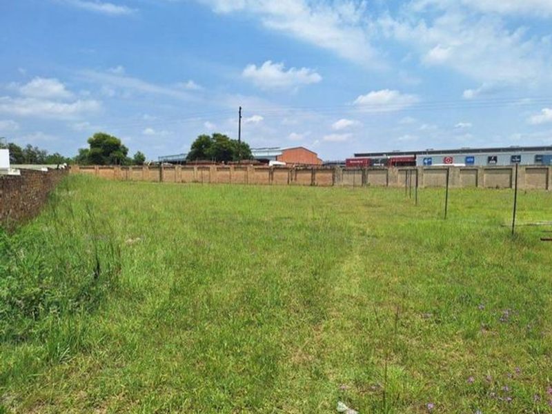 Prime Stand In A Secure Estate... - Photo 3