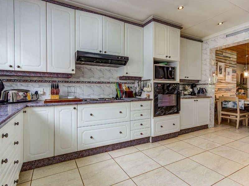 Spectacular Family Home With Bonus Flatlet - Photo 1