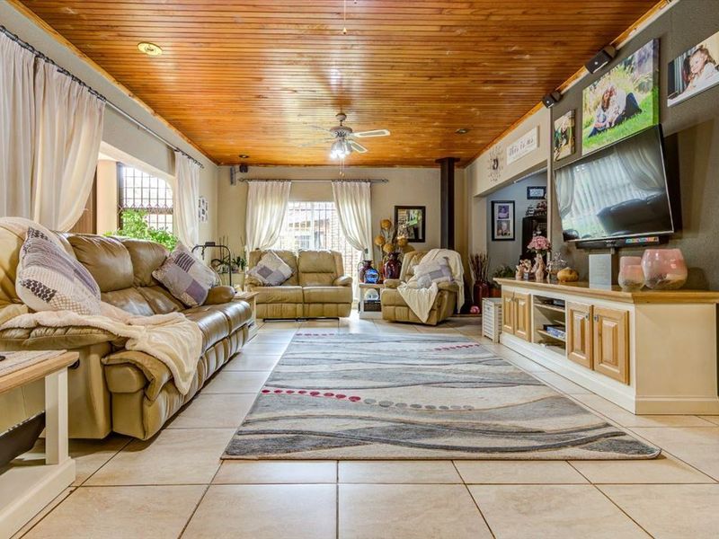 Spectacular Family Home With Bonus Flatlet - Photo 2