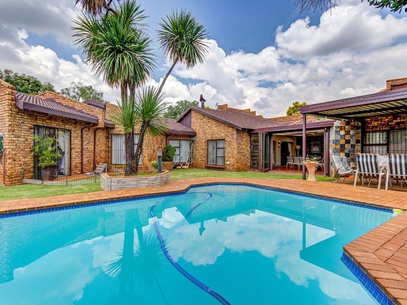 Spectacular Family Home With Bonus Flatlet - Photo 3