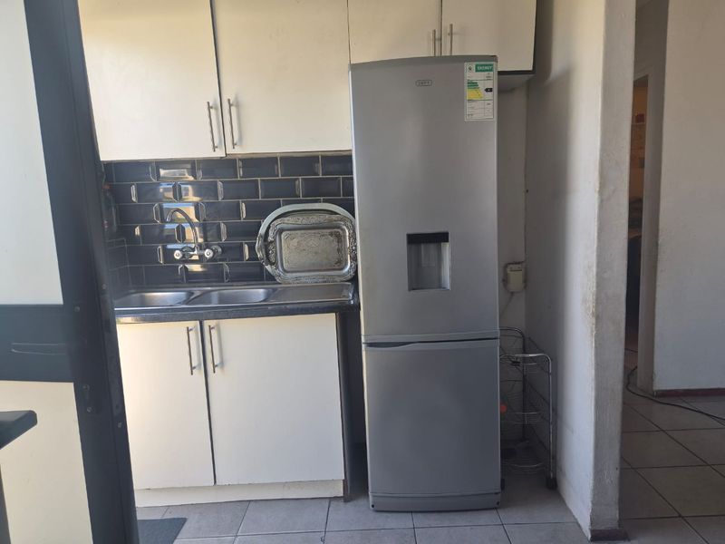 Family home with 2 one-bedroom flatlets - Photo 3