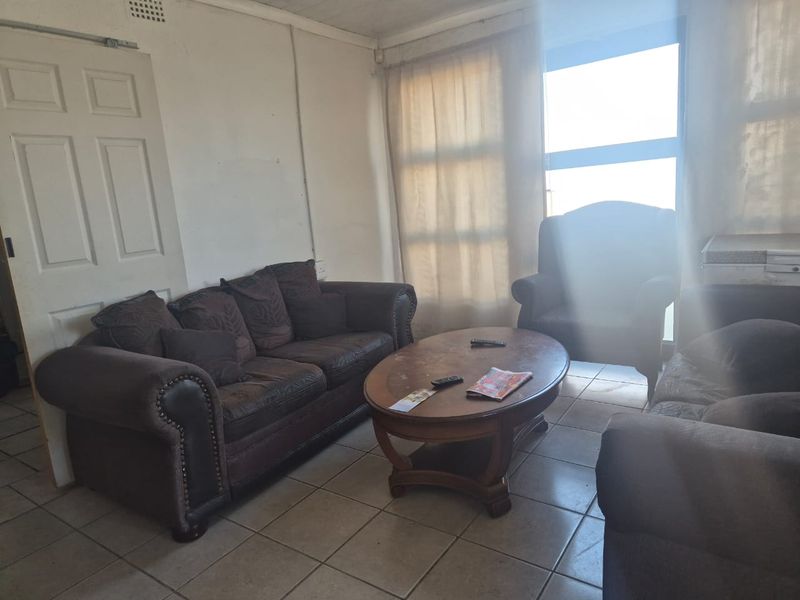 Family home with 2 one-bedroom flatlets - Photo 5