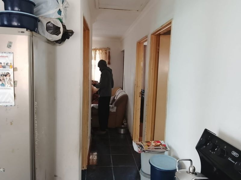 Versatile 2 Bedroom House with a Double Garage on a large plot  - Photo 5