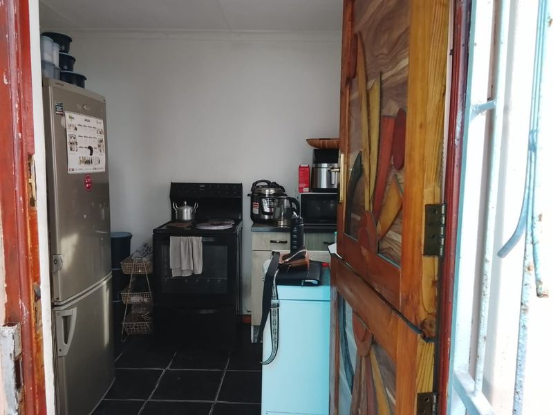 Versatile 2 Bedroom House with a Double Garage on a large plot  - Photo 4