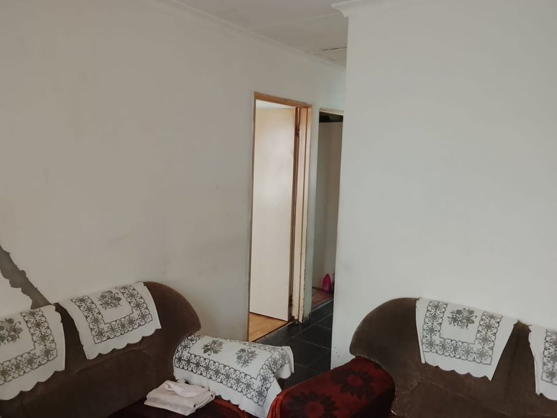 Versatile 2 Bedroom House with a Double Garage on a large plot  - Photo 8