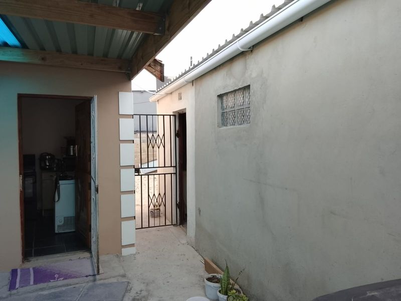 Versatile 2 Bedroom House with a Double Garage on a large plot  - Photo 3