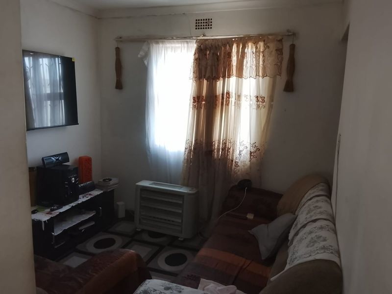 Versatile 2 Bedroom House with a Double Garage on a large plot  - Photo 6