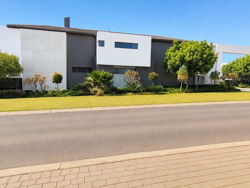 An Icon of Contemporary Luxury - Spectacular 5 Bedroom Architectural Masterpiece in Midstream Ridge Estate, Centurion. - Photo 3