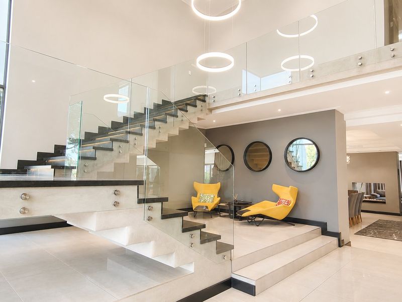 An Icon of Contemporary Luxury - Spectacular 5 Bedroom Architectural Masterpiece in Midstream Ridge Estate, Centurion. - Photo 8