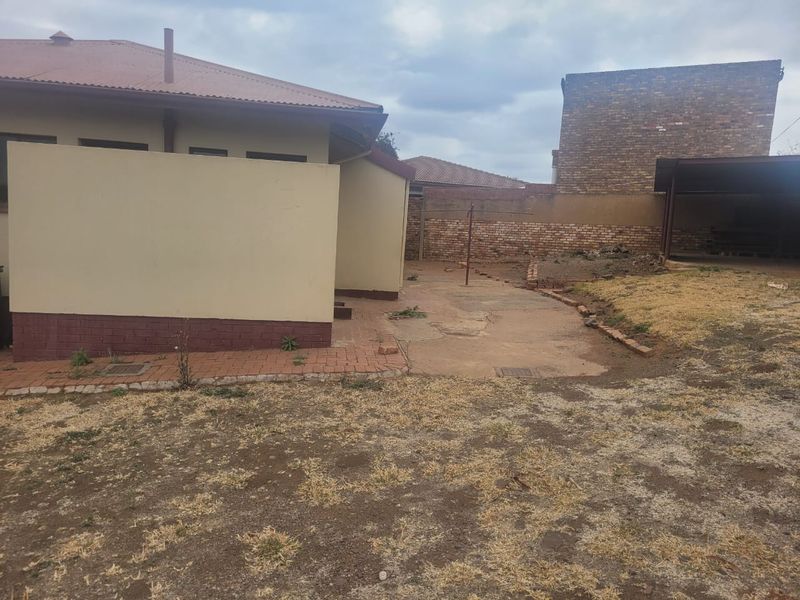 3 Bedroom 1 Bathroom House in kwaggasrand - Photo 4