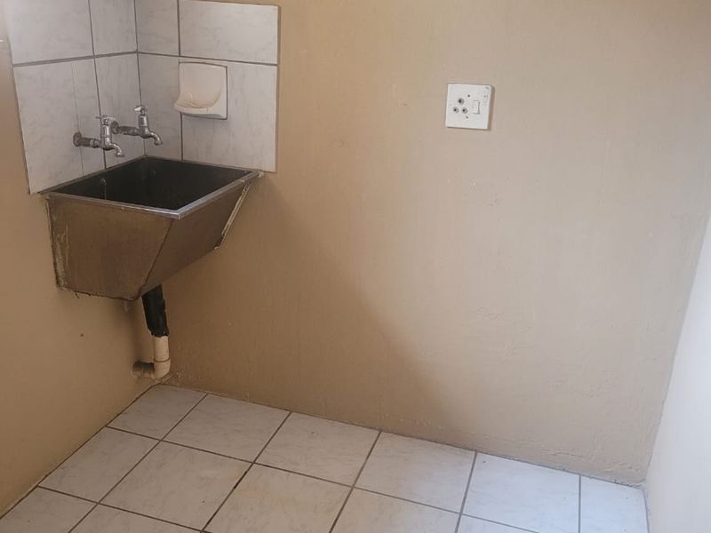 3 Bedroom 1 Bathroom House in kwaggasrand - Photo 8