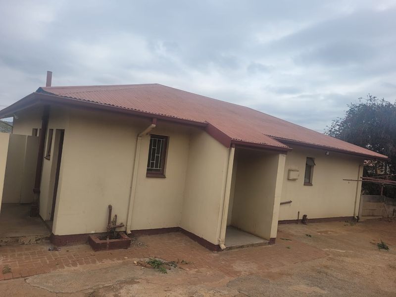 3 Bedroom 1 Bathroom House in kwaggasrand - Photo 2