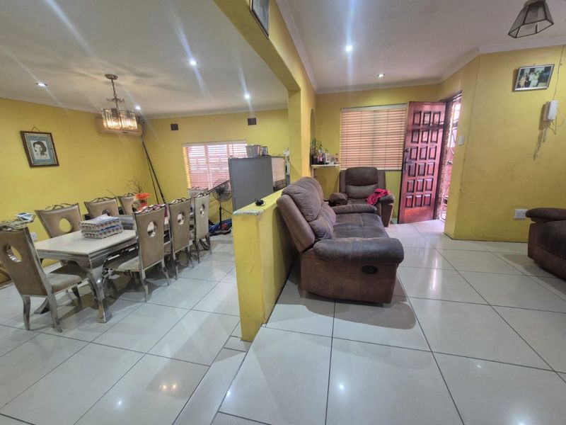 2 Bedroom house for sale in Austerville R1,250,000 - Photo 5