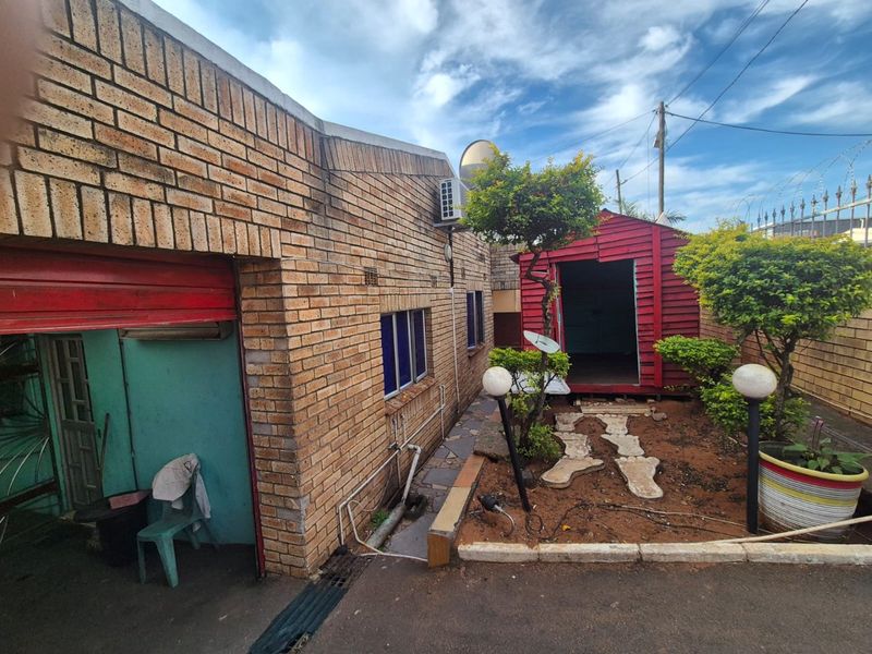 2 Bedroom house for sale in Austerville R1,250,000 - Photo 2