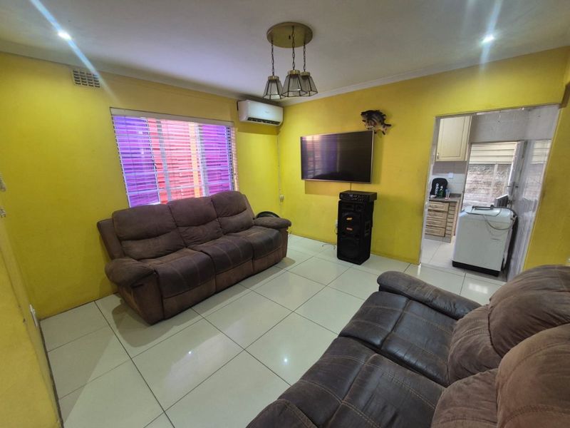 2 Bedroom house for sale in Austerville R1,250,000 - Photo 4