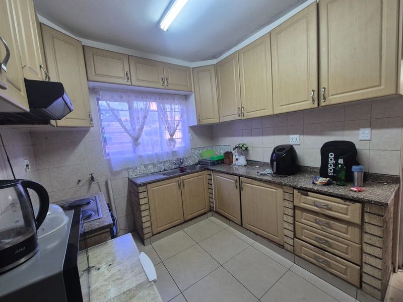 2 Bedroom house for sale in Austerville R1,250,000 - Photo 10